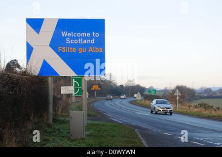 Willkommen bei der schottischen Straßenbeschilderung in Englisch und Gälisch an der Grenze zu England in Großbritannien Stockfoto