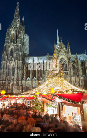 Kölner Weihnachtsmarkt am nachts die Kathedrale in Winter-Deutschland beschäftigt Stockfoto