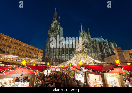 Kölner Weihnachtsmarkt am nachts die Kathedrale in Winter-Deutschland beschäftigt Stockfoto