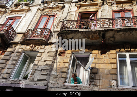 Bukarest, Rumänien, lebt in einem verfallenen alten Gebäude in der Altstadt Stockfoto