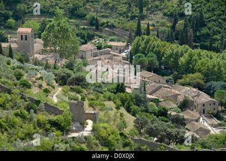 Historischen mittelalterlichen Dorf Saint Guilhem le Desert, Herault, Languedoc-Roussillon, Frankreich, Europa Stockfoto