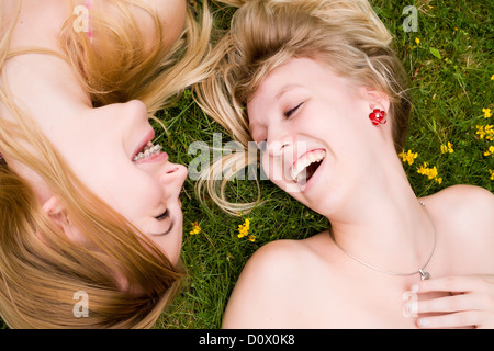 Zwei Mädchen haben Spaß in der Sommersonne Stockfoto