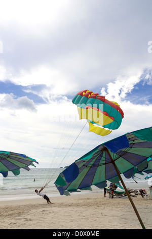 Parasail Anbieter Hols in offenen Baldachin Stockfoto