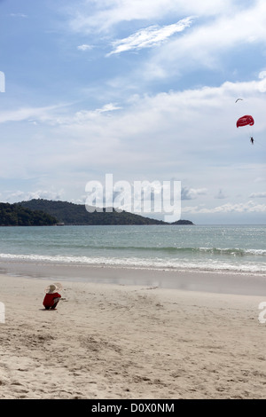 Parasail Anbieter wartet der Client nach Land, Thailand Stockfoto