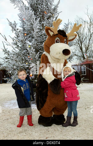 Kinder treffen im Elf-Dorf auf Rentierfiguren. Lappland, Großbritannien, Bewl Water, Kent, 1. Dezember 2012. Stockfoto