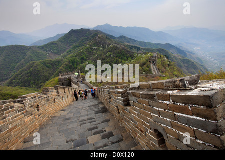 Wanderer auf dem Mutianyu Abschnitt der Great Wall Of China, Mutianyu Tal, Provence, Peking, Asien. Stockfoto