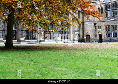 Der Osten Viereck im Herbst auf dem Campus der University of Glasgow in Glasgow, Schottland Stockfoto