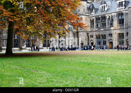 Studenten im East Quadrangle im Herbst am Campus der University of Glasgow in Glasgow, Schottland, Großbritannien Stockfoto