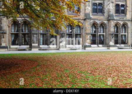 Der Osten Viereck im Herbst auf dem Campus der University of Glasgow in Glasgow, Schottland Stockfoto