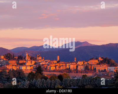 Bergamo Stadtbild bei Sonnenaufgang, Lombardei, Italien Stockfoto