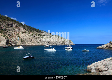 Schnellboote in der einsamen Bucht Cala Llonga Resort Insel Ibiza, Balearen, Spanien, Europa Stockfoto