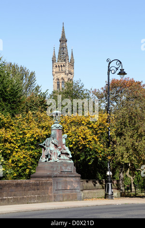 Kelvin Way Bridge im Herbst mit dem Glockenturm der University of Glasgow, Kelvin Way, Glasgow, Schottland, Großbritannien Stockfoto