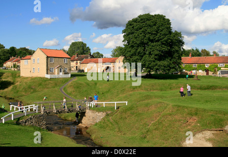 Beck und Dorf grün Hutton-le-Loch North Yorkshire England UK Stockfoto