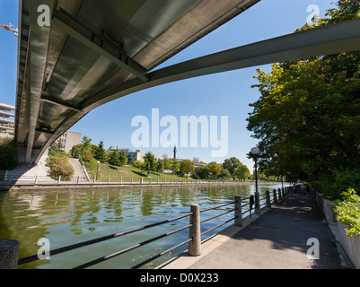 Die Unterseite des Corkstown-Fußgängerbrücke. Der Rideau Canal in Ottawa, eingerahmt von der neuen Corkstown-Fußgängerbrücke Stockfoto