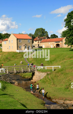 Beck und Dorf grün Hutton-le-Loch North Yorkshire England UK Stockfoto