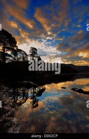 Dawn Sunrise über Brüder Crag und Walla Crags spiegelt sich in Derwentwater See in der Nähe der Stadt Keswick, Lake District National Pa Stockfoto