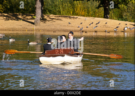 4 orthodoxe jüdische Männer in einem Ruderboot, hohlen Teiche, Leytonstone, London, England Stockfoto