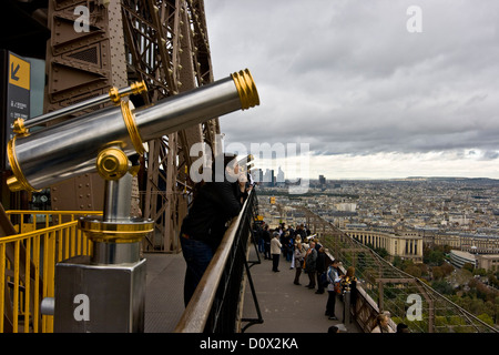 Touristen auf Eiffel Tower Observation Decks mit Anzeigen von teleskopen Paris Frankreich Europa Stockfoto