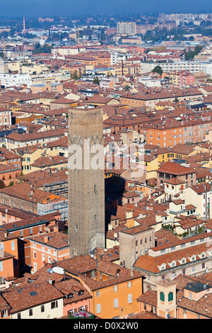 Aerial Vogelperspektive von Asinelli Turm, Bologna, Italien. Stockfoto