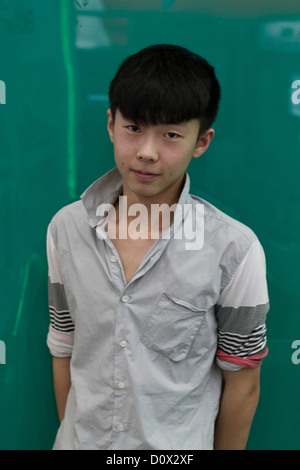 Eine junge chinesische Männchen tragen ein graues Hemd, fotografiert in Peking, China Stockfoto