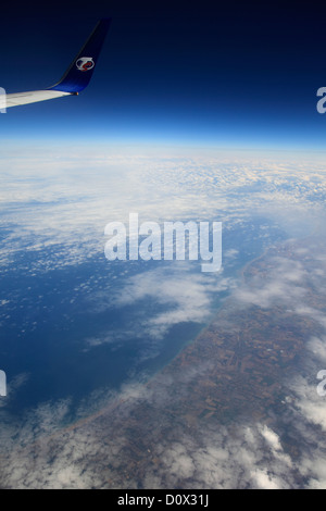 Blick aus dem Flugzeug Fenster TS Airlines Logo und Flügel, Golf von Biskaya, Französisch Küste mit Altocumulus Stratiformis Wolken. Stockfoto