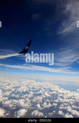Blick aus dem Flugzeug Fenster TS Airlines Logo und Flügel, Golf von Biskaya, Französisch Küste mit Altocumulus Stratiformis Wolken. Stockfoto