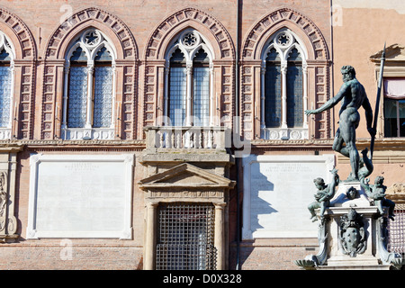 Brunnen von Neptun mit Wand des Palazzo d'Accursio (Rathaus) am Piazza del Nettuno in Bologna, Italien Stockfoto