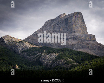 Roche Miette brütet über die Jasper-Landschaft. Eine steile Gipfel der Felsen nahe dem Eingang zum park Stockfoto