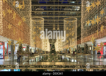 Weihnachtsbeleuchtung und Dekorationen im neuen Einkaufszentrum Arkaden am Potsdamer Platz, Berlin City, Deutschland, Europa. Stockfoto