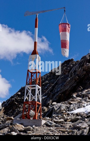 rot / weiß Wetter Socke / wind Bahnhof Berge, Wolken und blauer Himmel in den Rücken Stockfoto