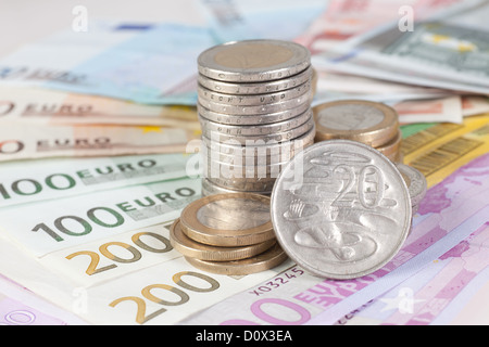 Berlin, Deutschland, Euro-Banknoten, Euromuenzen und Australier 20-Cent-Münze Stockfoto