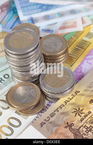 Berlin, Deutschland, Euro-Banknoten, Euromuenzen und australischen 1-Dollar-Schein Stockfoto