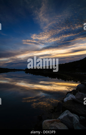 Sonnenuntergang über der Vatnfjord in der Nähe von Sandsletta auf den Lofoten im Norden Norwegens. Stockfoto