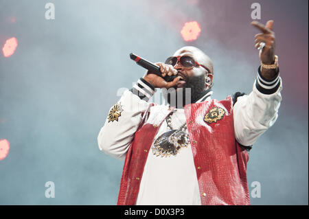 SACRAMENTO, CA-1. Dezember: Rick Ross führt in seiner MMG-Tour mit Machine Gun Kelly, Meek Mill und Wale Folarin schlafen Zug Arena in Sacramento, Kalifornien am 1. Dezember 2012. Stockfoto