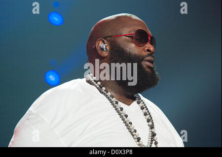 SACRAMENTO, CA-1. Dezember: Rick Ross führt in seiner MMG-Tour mit Machine Gun Kelly, Meek Mill und Wale Folarin schlafen Zug Arena in Sacramento, Kalifornien am 1. Dezember 2012. Stockfoto