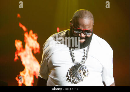 SACRAMENTO, CA-1. Dezember: Rick Ross führt in seiner MMG-Tour mit Machine Gun Kelly, Meek Mill und Wale Folarin schlafen Zug Arena in Sacramento, Kalifornien am 1. Dezember 2012. Stockfoto