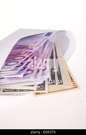 Berlin, Deutschland, 500-Euro-Banknoten und US-Dollar in einen Umschlag Stockfoto