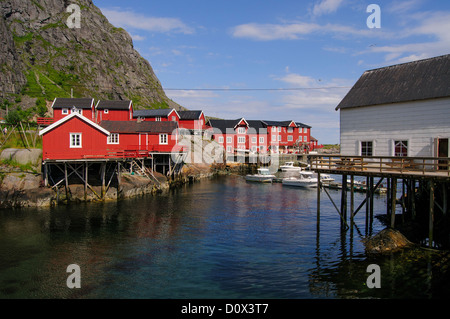 Kleines Fischerdorf Å in der Nähe von Moskenes auf den Lofoten in Norwegen. Rote Häuser und Boote. Stockfoto
