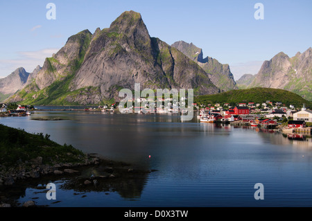 Typische Landschaftsbild des Dorfes Lofoten Reine in Norwegen Stockfoto