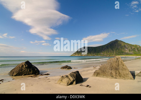 Felsen an einem Sandstrand in der Nähe von Fredvang auf den Lofoten in Norwegen Stockfoto