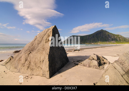 Felsen an einem Sandstrand in der Nähe von Fredvang auf den Lofoten in Norwegen Stockfoto