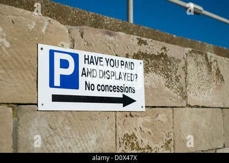 Parkplatz Schild "P haben Sie bezahlt und angezeigt? Keine Konzessionen auf eine Mauer. Stockfoto