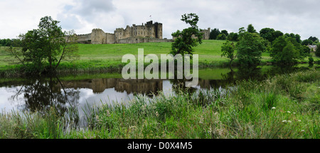 Panoramabild von Alnwick Castle spiegelt sich im Fluss Aln - Northumberland - Großbritannien - Vereinigtes Königreich - Europa Stockfoto