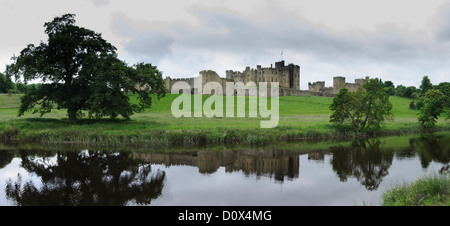 Panoramabild von Alnwick Castle spiegelt sich im Fluss Aln - Northumberland - Großbritannien - Vereinigtes Königreich - Europa Stockfoto