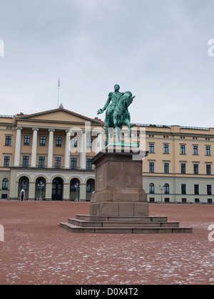 Die norwegischen Königspalast und Schlossplatz im Zentrum von Oslo Norwegen, Statue von König Carl Johan Stockfoto