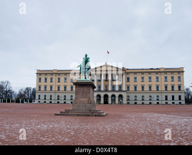 Die norwegischen Königspalast und Schlossplatz im Zentrum von Oslo Norwegen Stockfoto