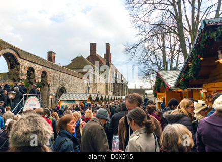 Winchester Weihnachtsmarkt befindet sich neben der Kathedrale von Winchester in Hampshire, England, UK Stockfoto