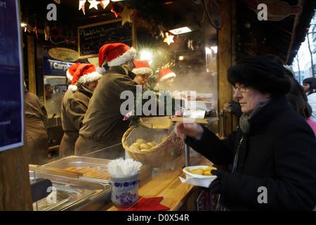 Marktstände auf dem Birmingham Weihnachtsmarkt, manchmal auch den Frankfurter Weihnachtsmarkt in Birmingham, Großbritannien Stockfoto