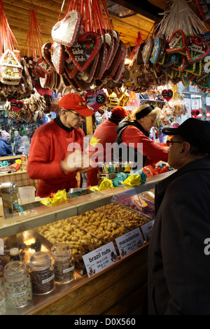 Marktstände auf dem Birmingham Weihnachtsmarkt, manchmal auch den Frankfurter Weihnachtsmarkt in Birmingham, Großbritannien Stockfoto