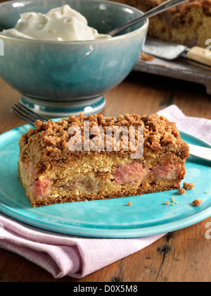 Rhabarber-Streuselkuchen Stockfoto